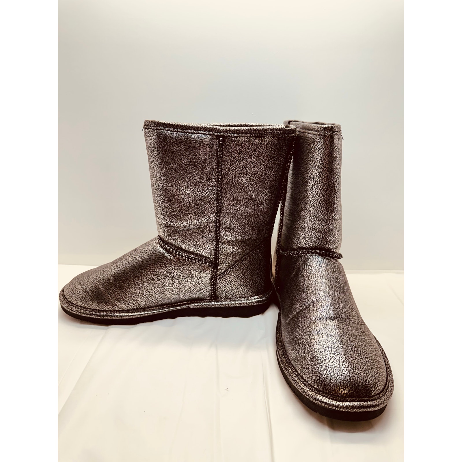 Bearpaw Women's Short 8" Metallic Pewter Classic Sheep Nappa Lined Boots Size 9
